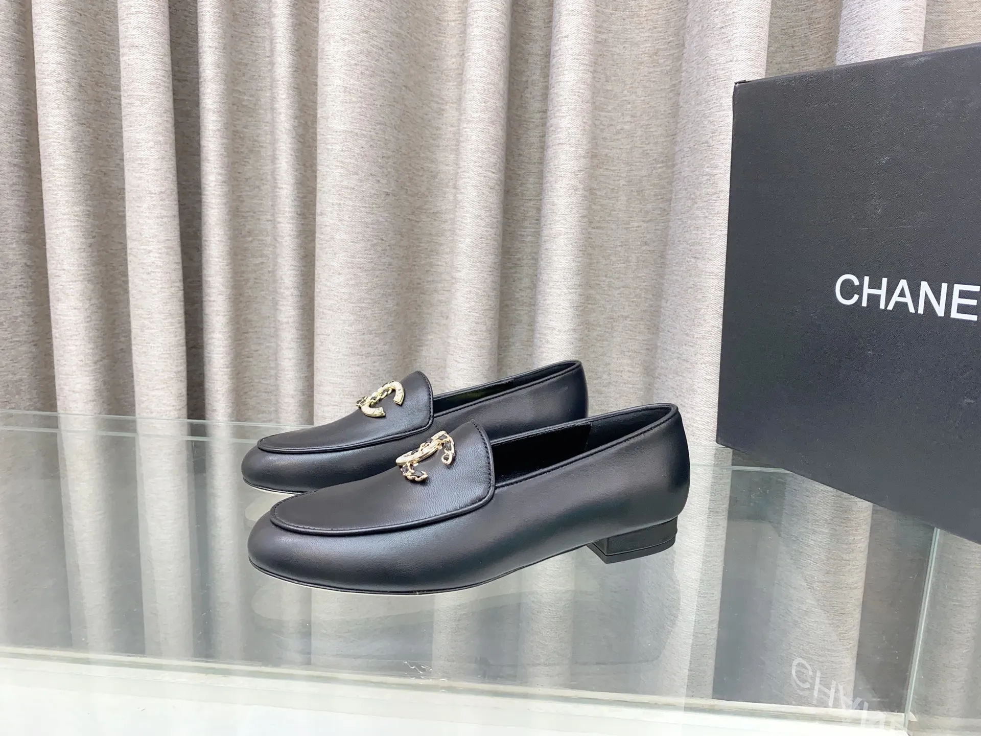 👟👟Ex-factory price 620👟👟 25Fw new spring and summer Chanel small perfume diamond double C half slippers/Loaf single shoes. Versatile style that you don’t get tired of. Super classic style. Casual with exquisiteness and stable temperament. This spring and summer is a beautiful bonus treasure! Upper: Lambskin Lining: Lambskin lining High heels: Flat soles: Italian genuine leather outsole Size: 35-39 (40 and 41 customizations are not returnable)